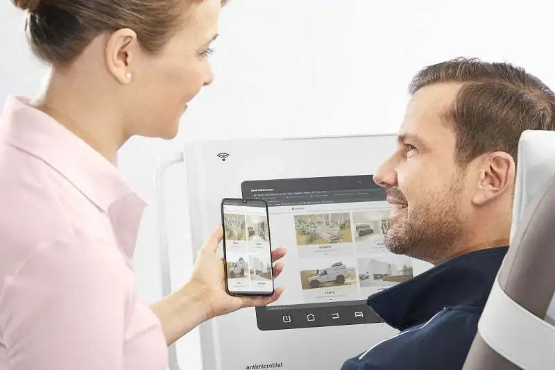 Smart media table til behandlingsstole. Sengebord og tablet i ét