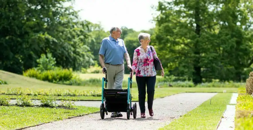 Rollator Rollz Motion Island Blue Rollator mand og kone