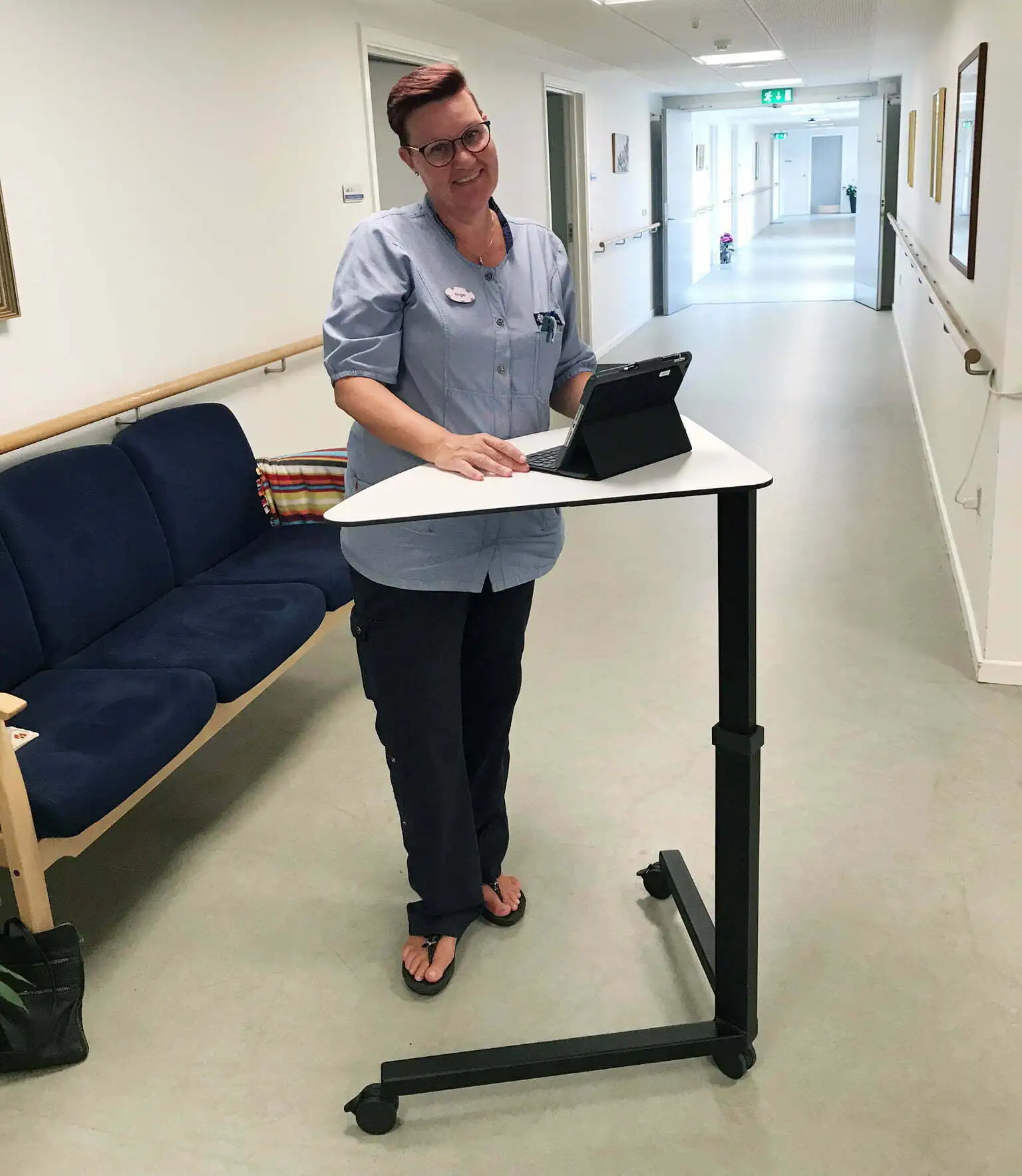 Roomie - Multifunktionsbord til borger, patient og personale Roomie - Multifunktionsbord til borger, patient og personale