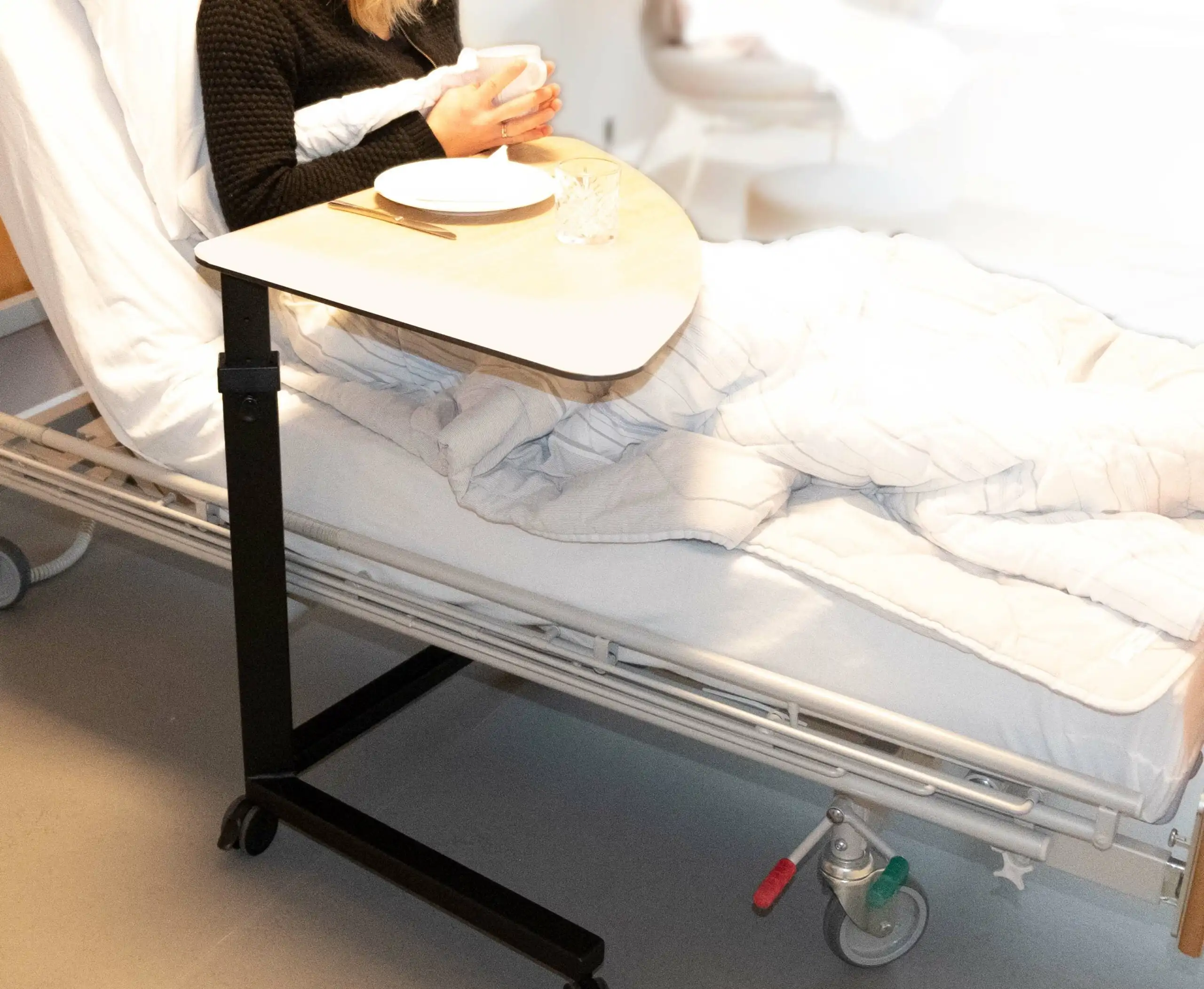 Roomie - Multifunktionsbord til borger, patient og personale Roomie - Multifunktionsbord til borger, patient og personale